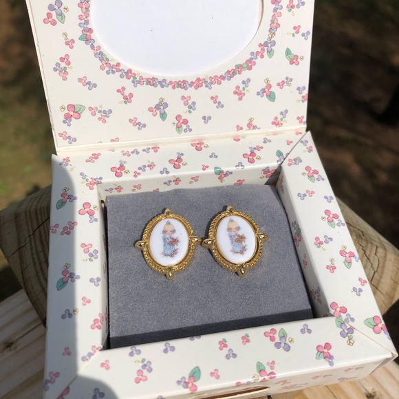 Avon Precious Moments Pierced Earrings - Picture 2 of 5